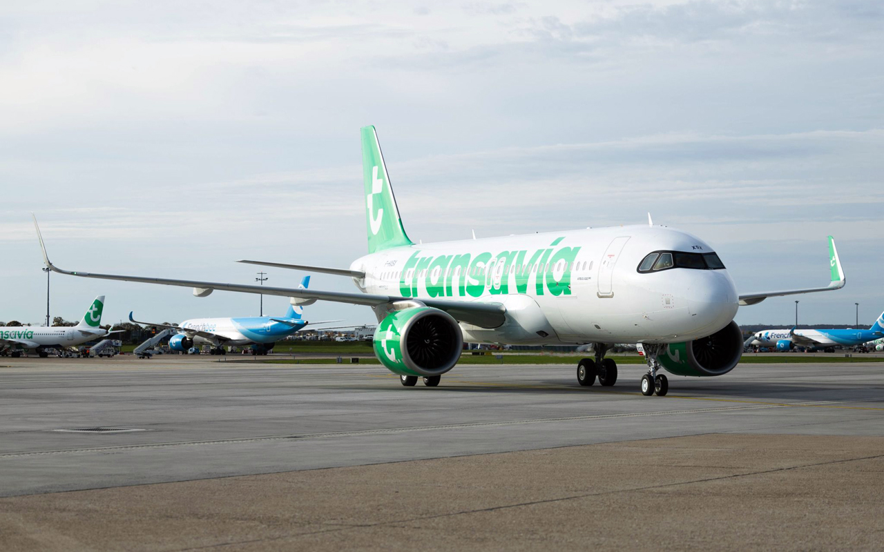 Transavia wordt groener dan ooit: eerste toestel met nieuwe huisstijl geland - Luchtvaartnieuws