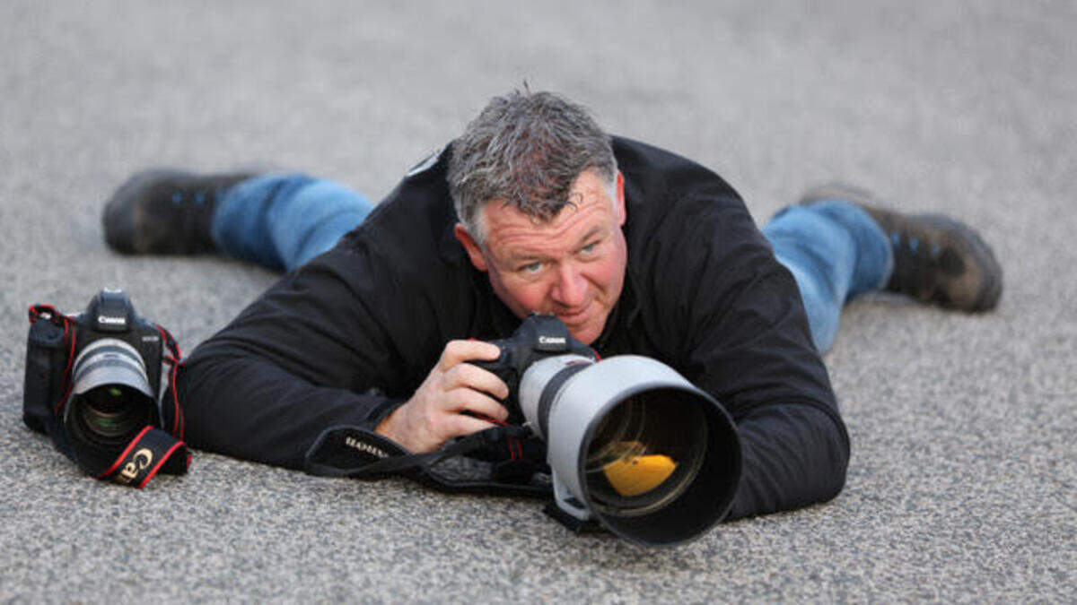 Frits van Eldik aan het werk op een circuit.