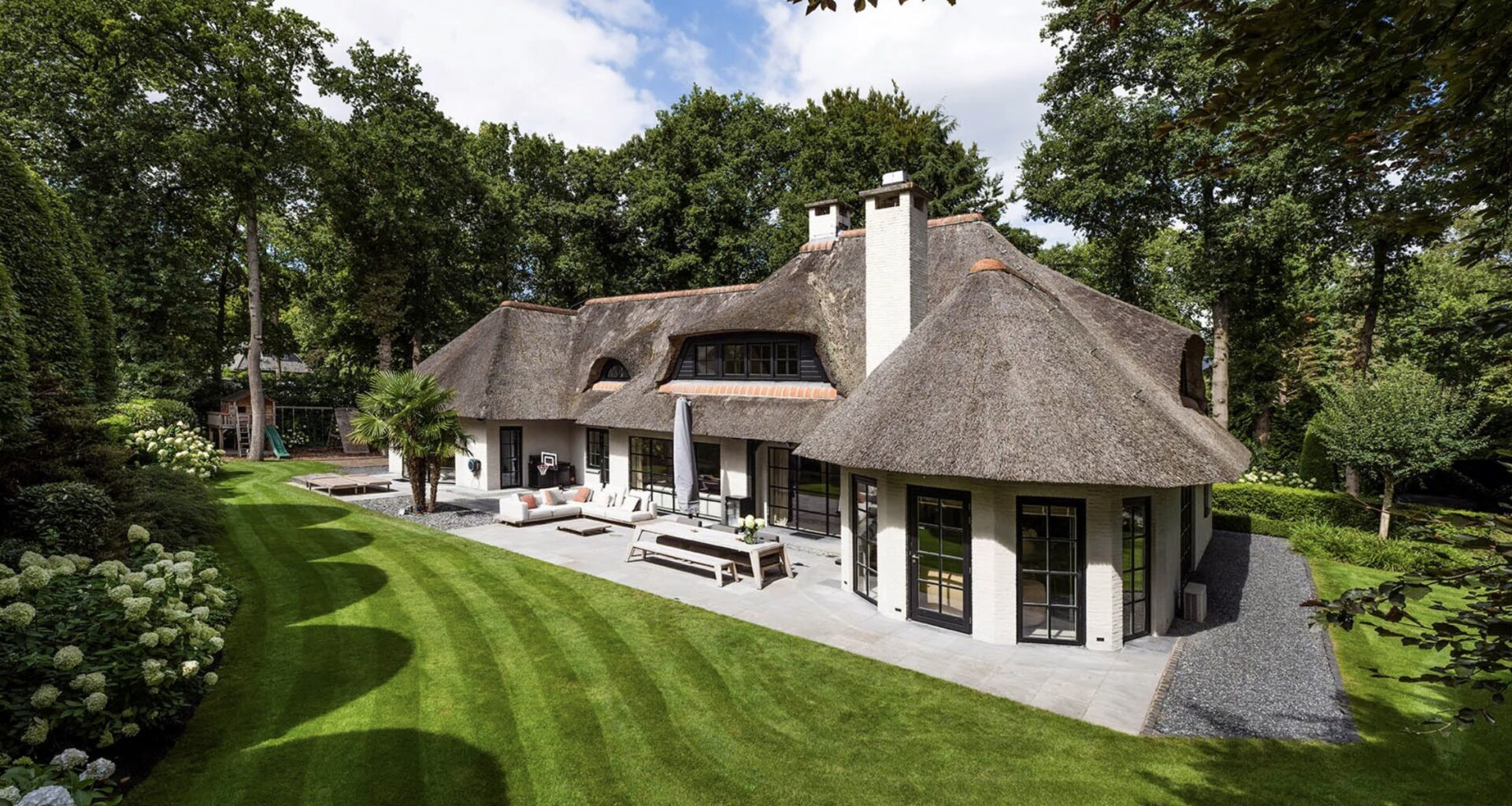 Sneakermiljonair Rendi Aditia wil € 3,25 miljoen voor Gooische villa