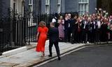 De nieuwe Britse premier Keir Starmer en zijn vrouw Victoria worden toegejuicht in Downing Street. Ze betrokken vrijdag de ambtswoning, nr. 10.