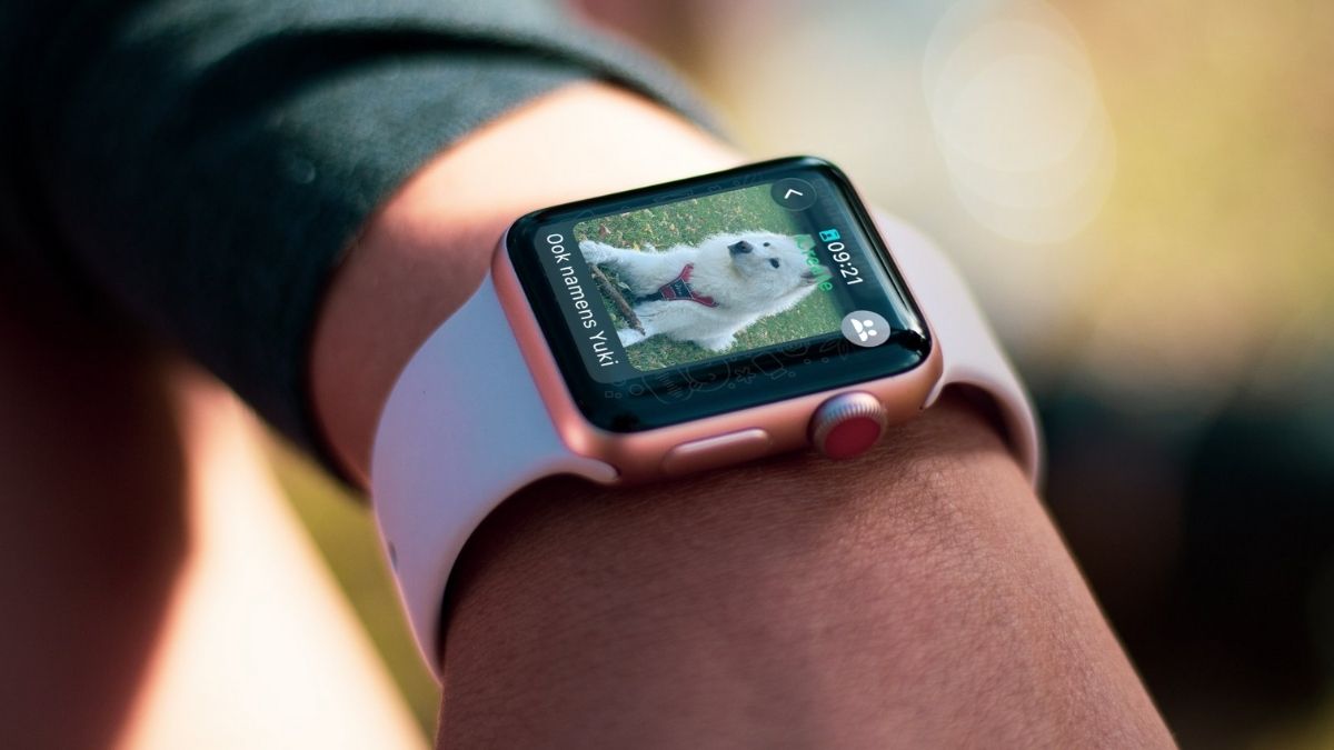 Apple Watch om pols met WhatsApp erop