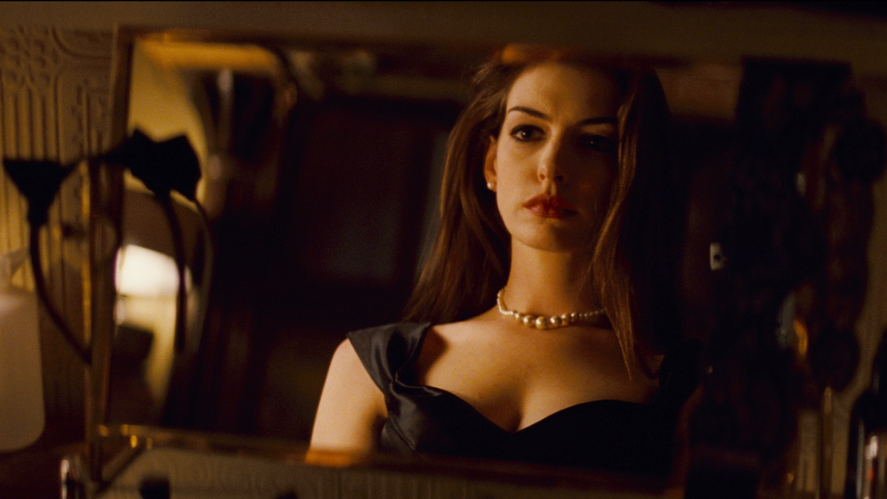 'Verity'-regisseur geeft alvast een voorproefje van de "duistere" thriller met Anne Hathaway