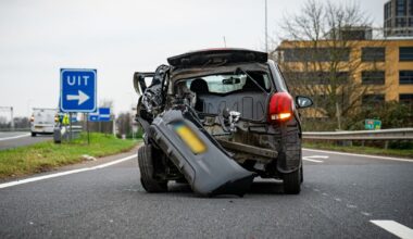 Brokstukken op snelweg na aanrijding, bestuurder mogelijk onder invloed - Rijnmond