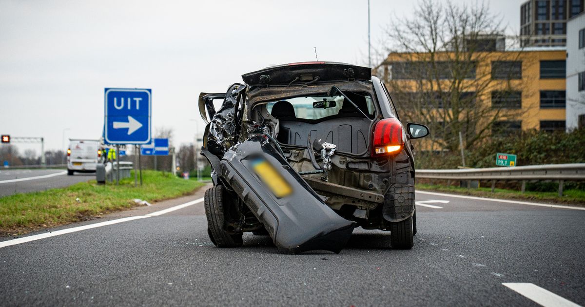 Brokstukken op snelweg na aanrijding, bestuurder mogelijk onder invloed - Rijnmond