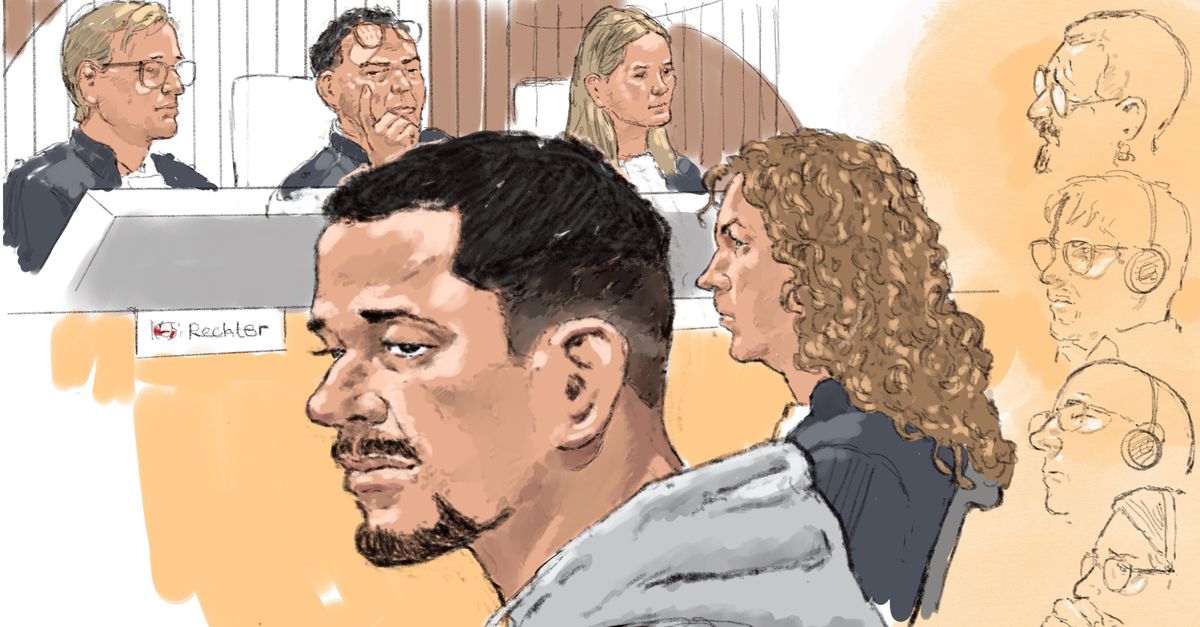 'Ik ben geen terrorist', zegt Ayoub M., die bij de Erasmusbrug om zich heen stak met twee messen