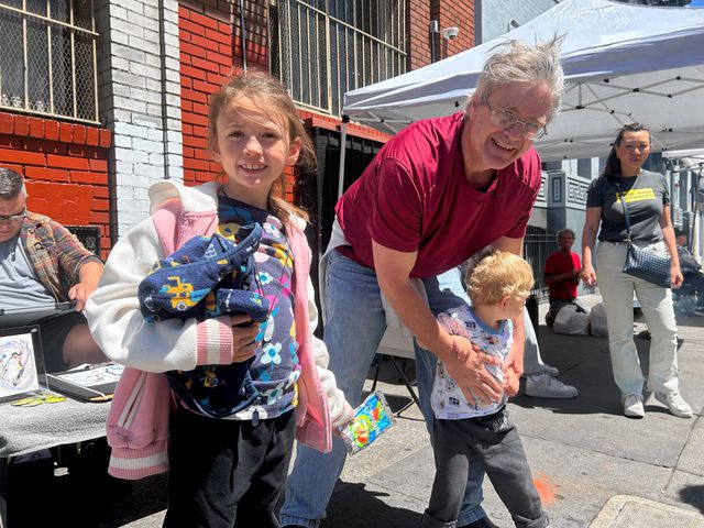Mark Dennehy met zijn twee kinderen.