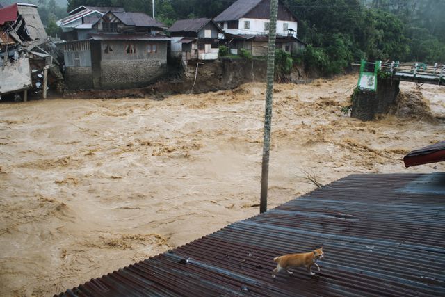 Bruggen en gebouwen in Tanah Datar in de provincie West-Sumatra zijn beschadigd door de overstromingen. 