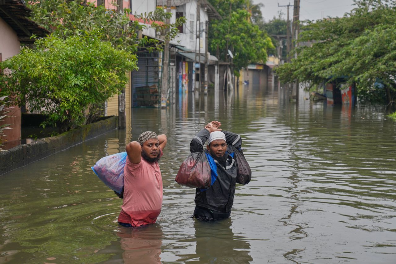 Slachtoffers van overstromingen in  Colombo, Sri Lanka, op zaterdag 29 november. 