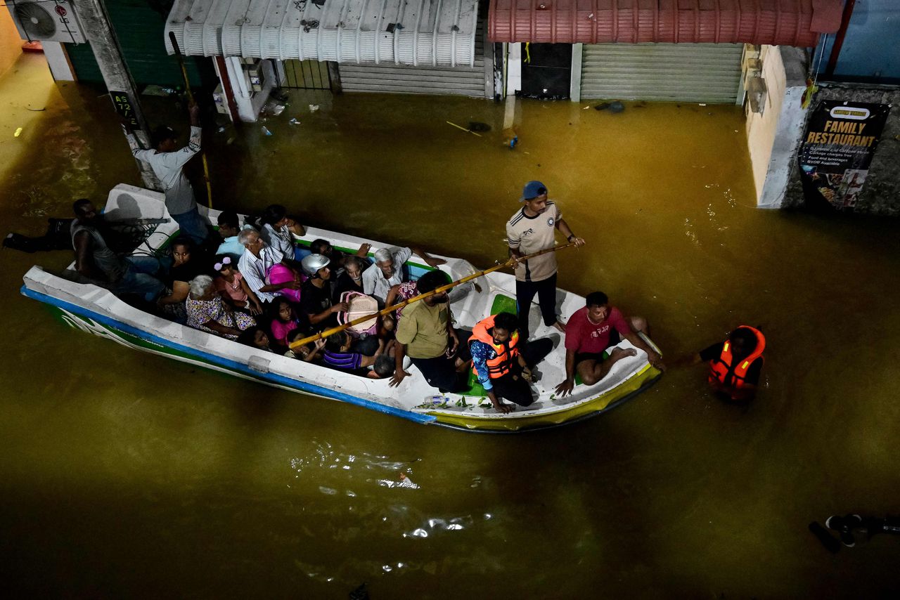 Mensen worden in veiligheid gebracht met een boot van het Sri Lankaanse leger in Colombo. 