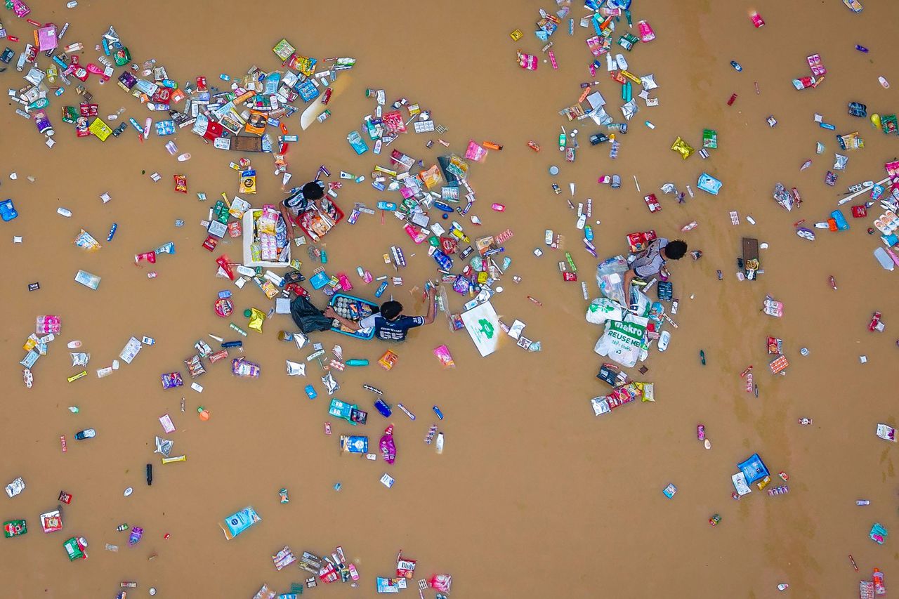 Luchtfoto van overstroomd gebied in het zuiden van Thailand, bij de stad Hat Yai. 