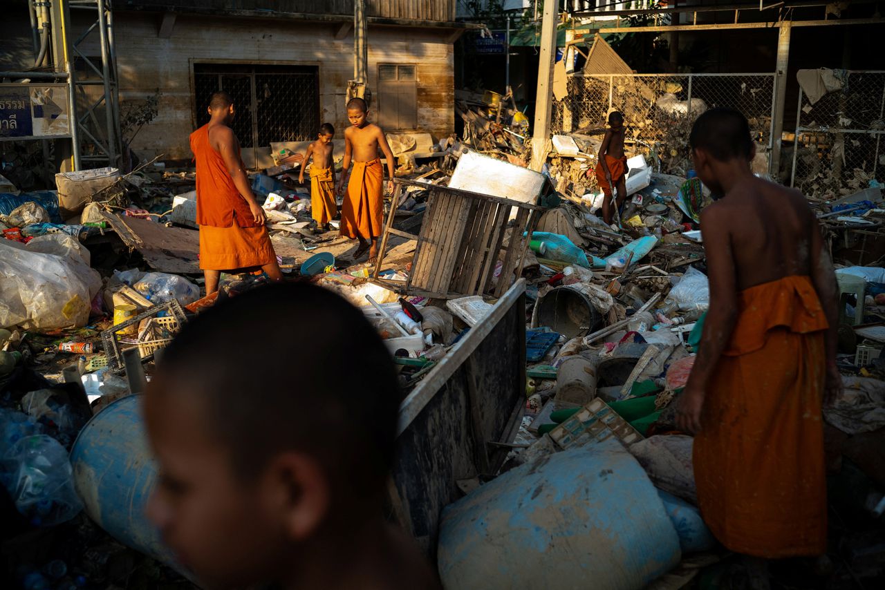 Jonge monniken bij hun tempel na de overstroming in de Thaise provincie Songkhla.  