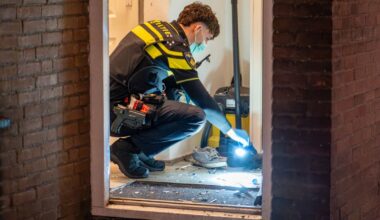 Brievenbus vliegt uit de deur door explosie - Rijnmond