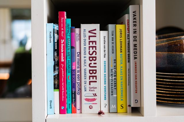 Boekenplank met ‘vakliteratuur’ bij Anita Heijdra thuis.