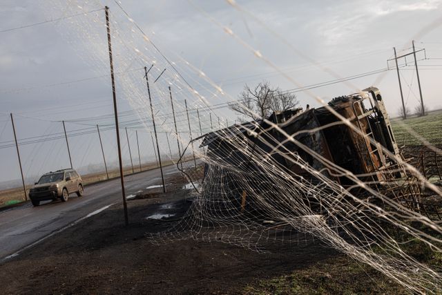 Een weg in de regio Donetsk wordt beveiligd met antidrone-netten.