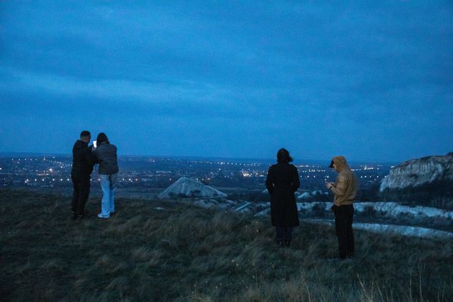 Mensen kijken uit over de stad Slovjansk.