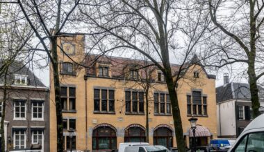 Voor de blauwe plekken op haar arm, been en nek heeft de USC’er geen verklaring. In de rechtbank wordt nu 20 maanden tegen hem geëist