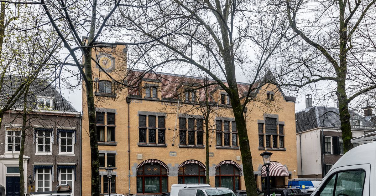 Voor de blauwe plekken op haar arm, been en nek heeft de USC’er geen verklaring. In de rechtbank wordt nu 20 maanden tegen hem geëist