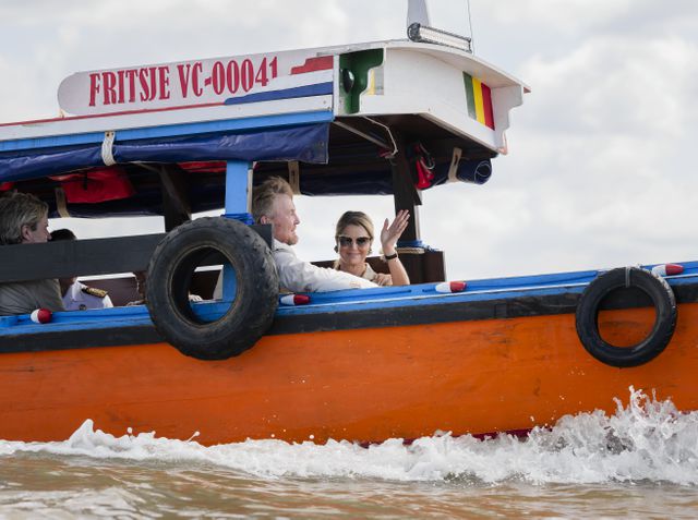 Koning Willem-Alexander en koningin Máxima vertrekken per boot bij Frederiksdorp, een voormalige koffie- en cacaoplantage.