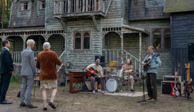 Mads Mikkelsen waant zich John Lennon - recensie van het hilarische, duistere 'The Last Viking'