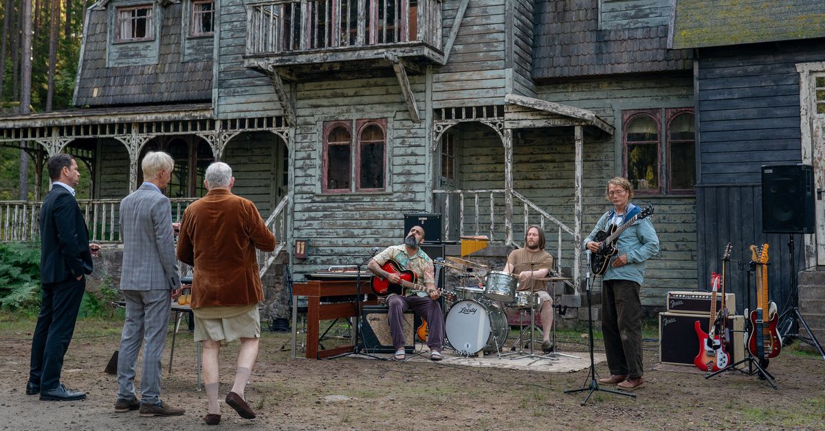 Mads Mikkelsen waant zich John Lennon - recensie van het hilarische, duistere 'The Last Viking'