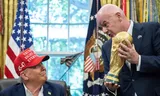 FIFA-voorzitter Gianni Infantino overhandigt de wereldbeker aan Donald Trump in het Witte Huis in Washington, 22 augustus 2025.  