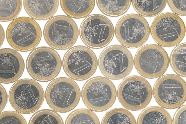 Patrick Östergård: „Zes munten kun je strak rond één munt leggen. Maar in drie dimensies sluiten twaalf bollen niet op dezelfde manier aan rond een middelste bol.”