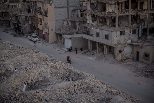 De Daboulstraat in Damascus, die het verwoeste en intacte deel van de wijk Tadamon van elkaar scheidt. 