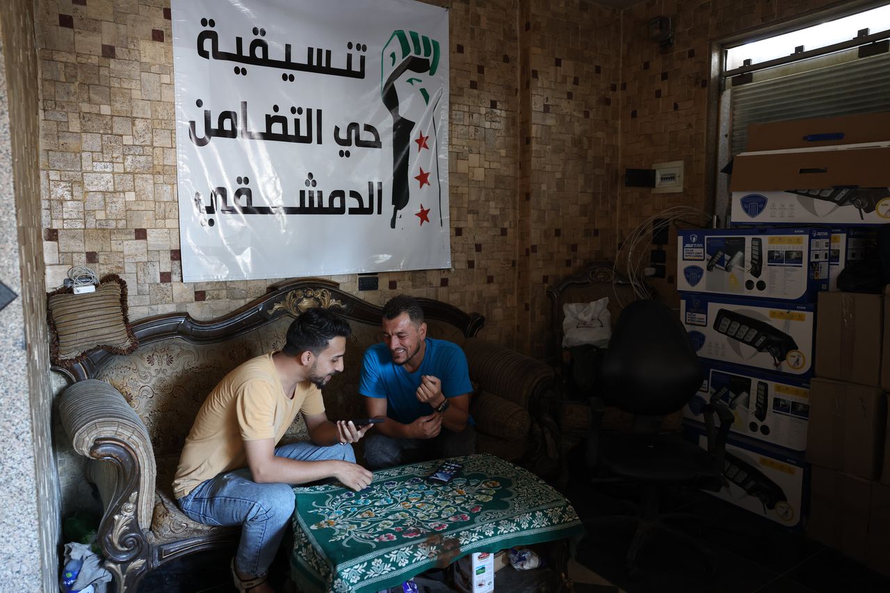  Malek Moustafa (rechts) en zijn vriend Ahmed al-Homsi op het kantoor van het het Tadamon Coördinatie Comité. 