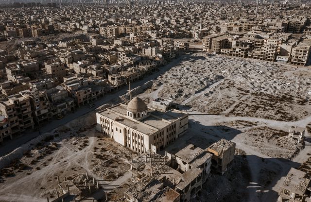 Alleen de moskee staat nog overeind tussen de verwoeste gebouwen.