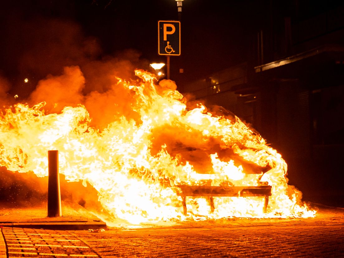 De auto stond bij aankomst van de brandweer in lichterlaaie