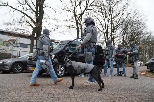 Agenten buiten de penitentiaire inrichting in Vught, tijdens de gijzelneming.