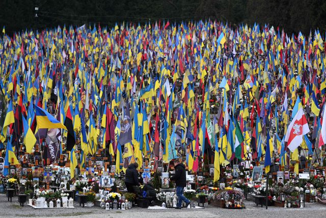 Militaire begraafplaats Lytsjakiv in Lviv op de dag van de Oekraïense strijdkrachten op zaterdag.