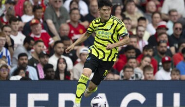 'Ajax ziet in oud Arsenal-verdediger defensieve versterking'