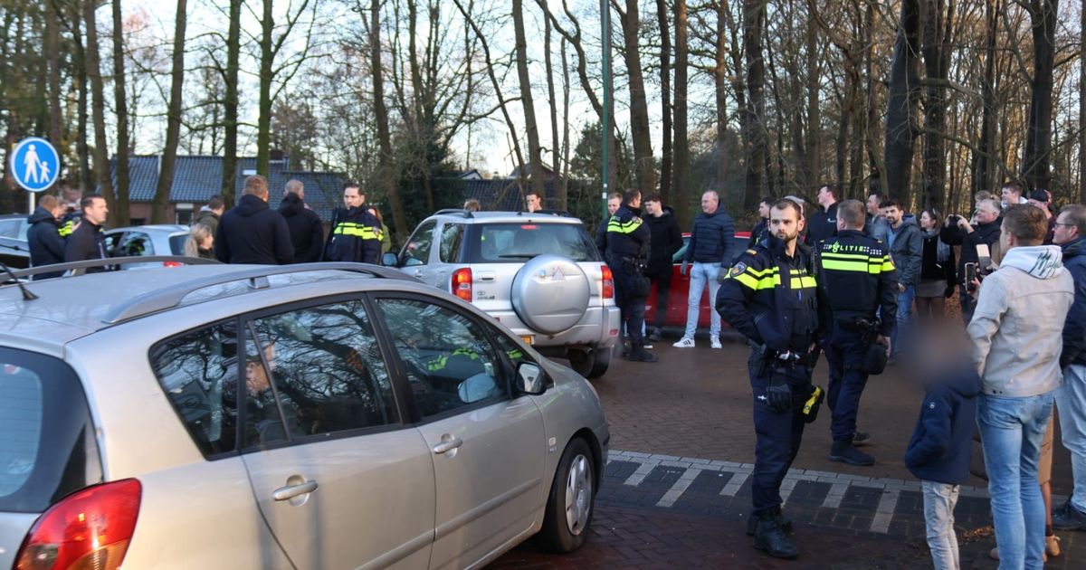 Rouwstoet voor doodgeschoten wolf loopt uit de hand, politie grijpt in - RTV Utrecht