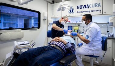 Hoe kwetsbare ouderen slachtoffer worden van commerciële tandartsketens