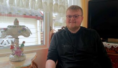 Denny (21) woont al heel zijn leven in woonwagenkamp Buitenpost, maar moet nu iets anders zoeken