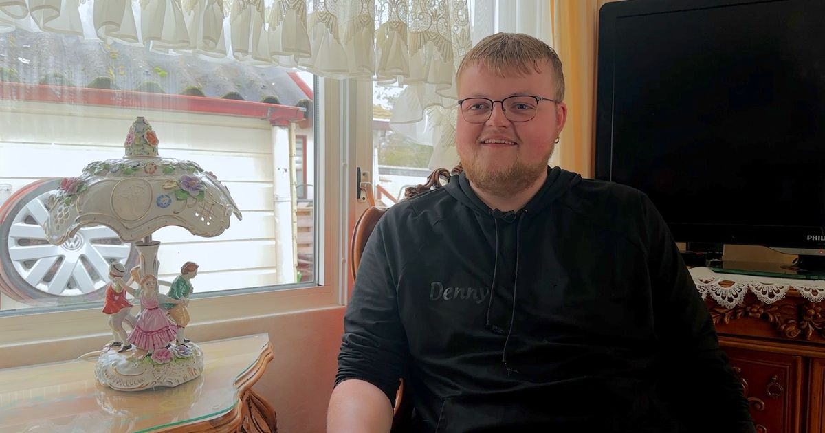 Denny (21) woont al heel zijn leven in woonwagenkamp Buitenpost, maar moet nu iets anders zoeken