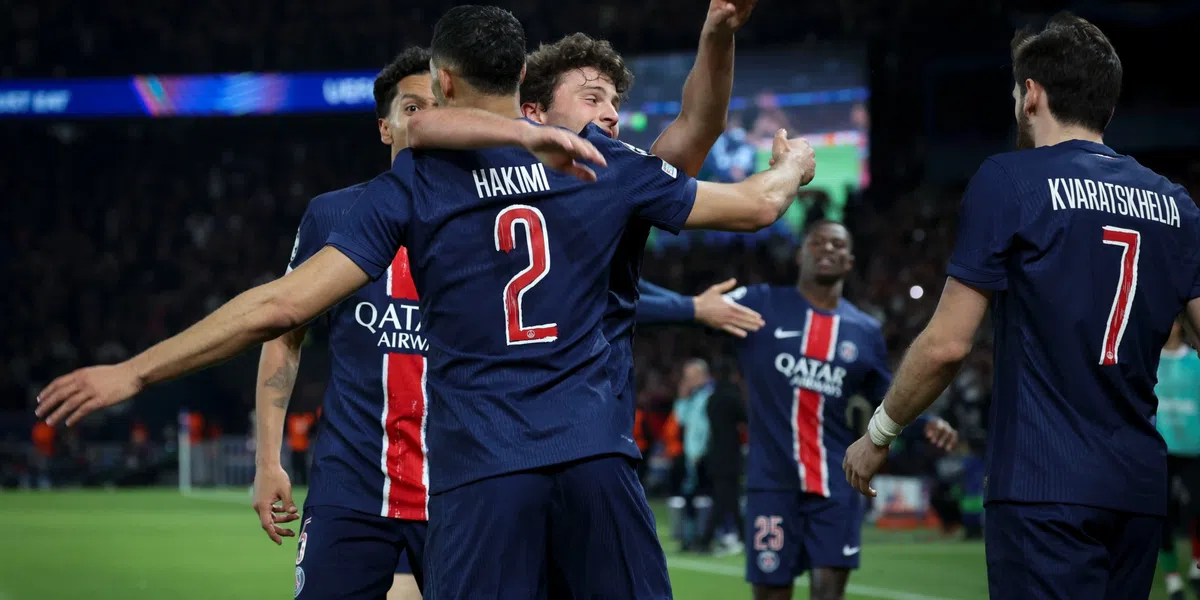 Selectie PSG gehuldigd tijdens Oud en Nieuw in Parijs