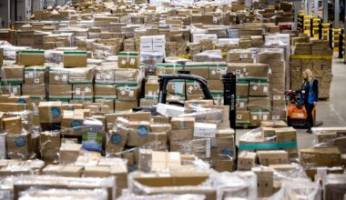 Medewerkers laden pakketten in een sorteercentrum van bezorgdienst DHL