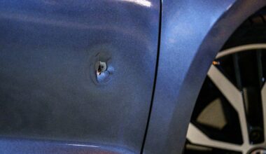 Kogelgaten in auto na beschieting | Opnieuw explosie bij flat | Drugsdealers blijken vrijend stel