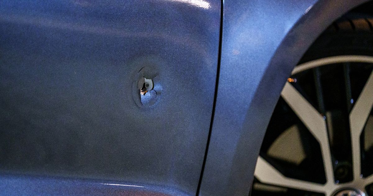 Kogelgaten in auto na beschieting | Opnieuw explosie bij flat | Drugsdealers blijken vrijend stel