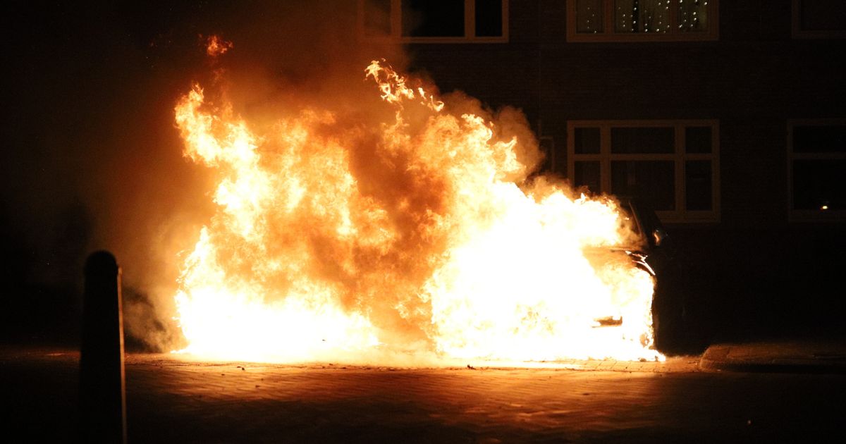Meerdere autobranden in zelfde wijk - Omroep West