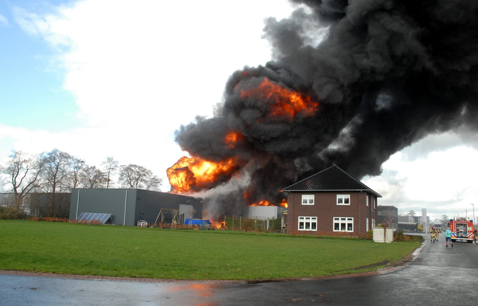 Waterschap draait zelf op voor opruimkosten na brand bij bedrijf in Marum