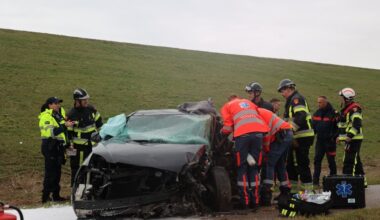 Automobilist ernstig gewond na botsing tegen gevel van windmolen