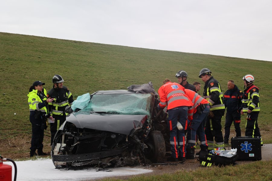 Automobilist ernstig gewond na botsing tegen gevel van windmolen