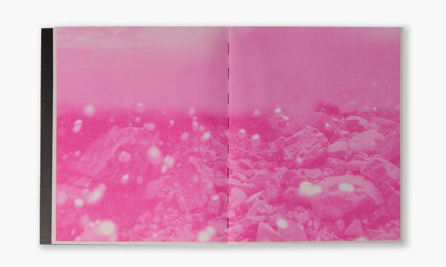 Spread uit ‘Between the Mountain and the River’ van Rick van der Klooster, waarin bijna abstracte fragmenten van de foto’s in negatief zijn afgedrukt. 