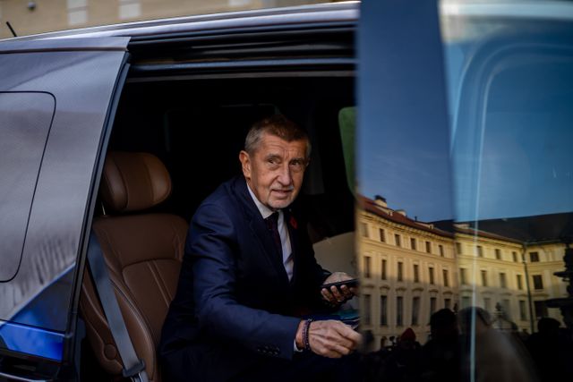 Andrej Babis verlaat de Praagse Burcht na een overleg met president Petr Pavel. 