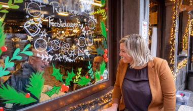 Inge (39) schildert ouderwets met de hand caféramen voor eindejaarsperiode: “Ik wil dit oude gebruik in ere herstellen”