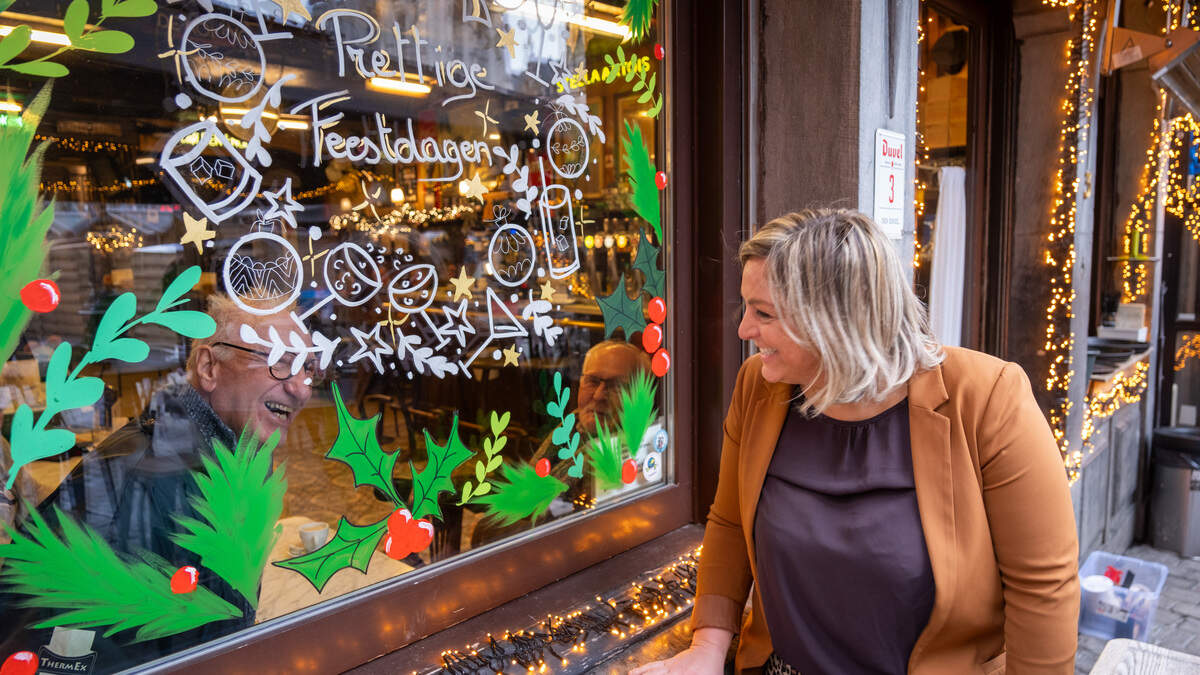 Inge (39) schildert ouderwets met de hand caféramen voor eindejaarsperiode: “Ik wil dit oude gebruik in ere herstellen”