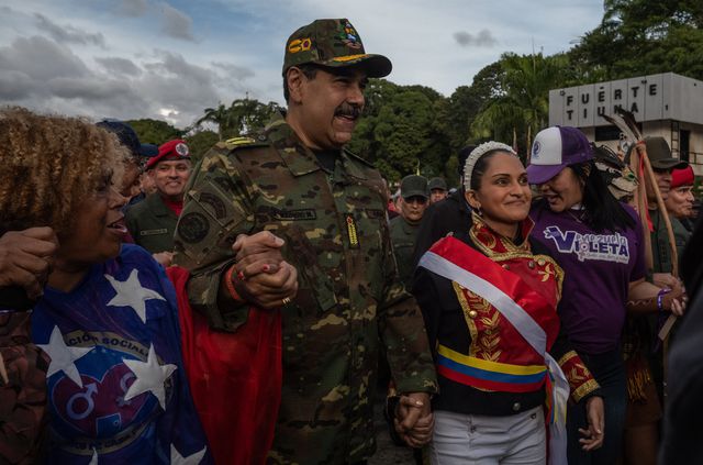 De Venezolaanse president Nicolás Maduro neemt deel aan een door de regering georganiseerde burger-militaire mars in Caracas, 25 november.